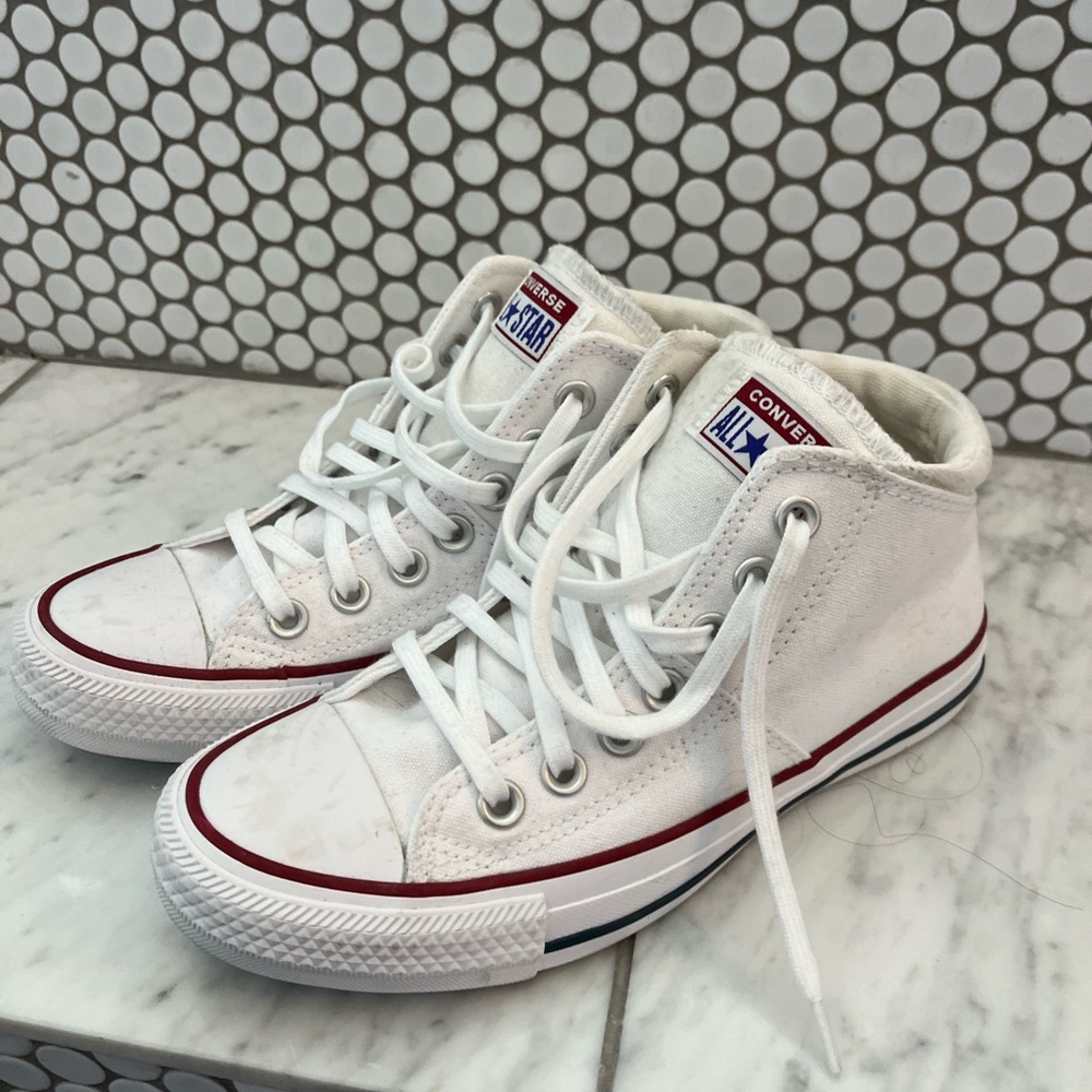 Youth size 6 Converse, tennis shoes